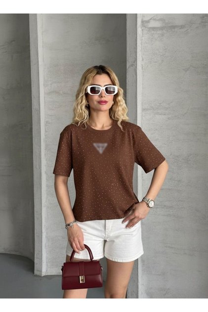 تي شيرت بني قصير بتصميم مثلث مرصع بالأحجار