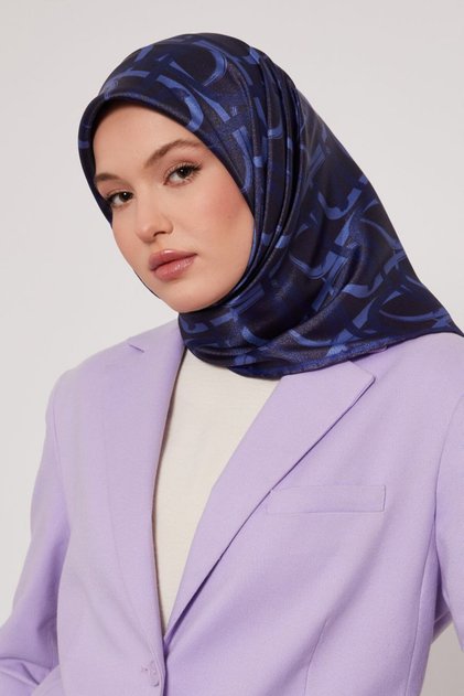 وشاح كريستالي لامع بنمط رياضي مخطط بخطوط هندسية