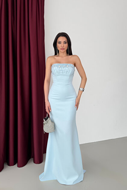 Rochie de seară fără bretele, albastră, cu broderie cu pietre și șnururi.