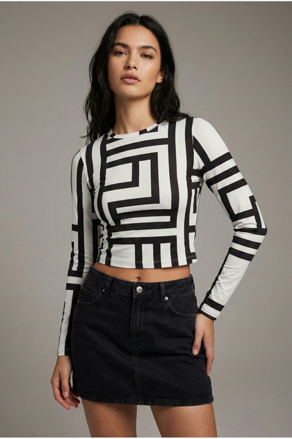 Women's Black-White Crew Neck Patterned Crop Blouse Nj74