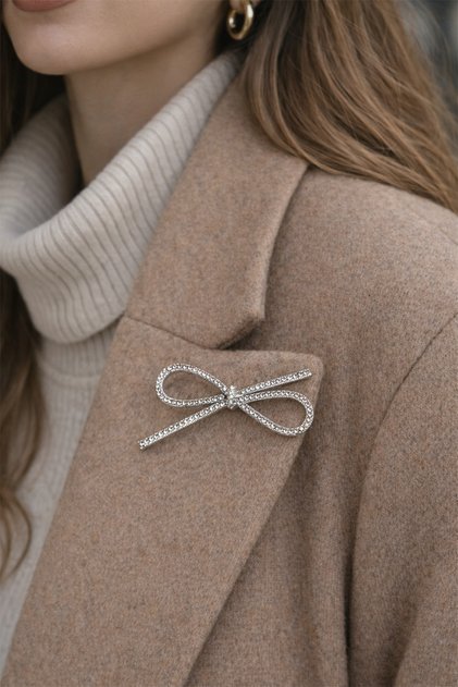 Gümüş Rengi Taş Detay Kurdele Fiyonk Broş (6cm)