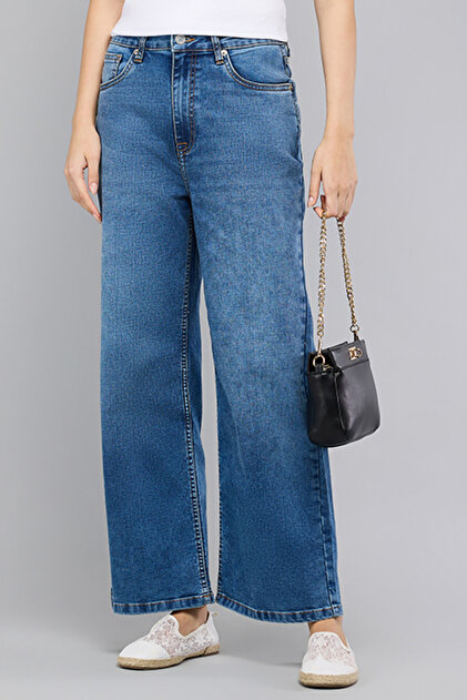 Women's Blue Washed Wide Leg Jeans with Button Closure