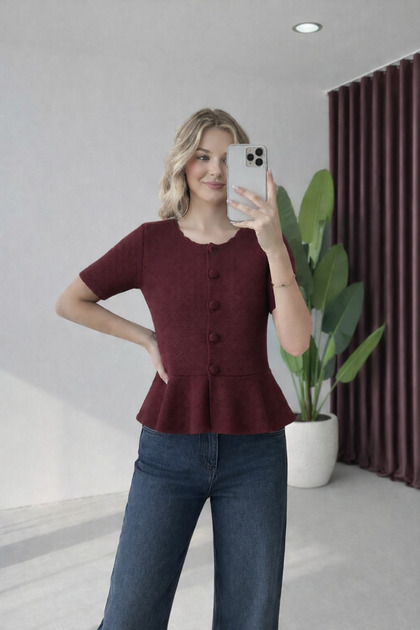 Koyu Bordo Düğmeli Triko Hırka – Bisiklet Yaka Volanlı Peplum Kesim Kadın Üst