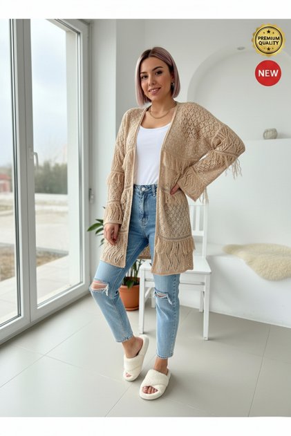 سترة نسائية منسوجة بتفاصيل من الدانتيل باللون البني الفاتح مع شراشيب وتفاصيل من حليب الإبل