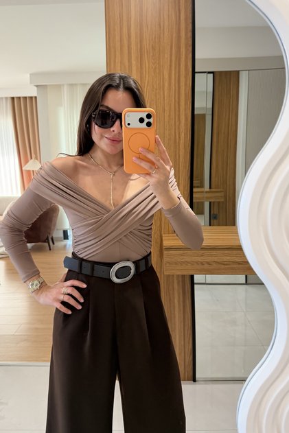 Hugo Sütlü Kahve Madonna Yaka Bodysuit
