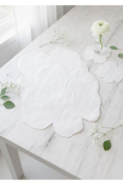 2 Large Daisy Embroidered Linen American Placemats and Linen Placemats (2 Small Daisy Placemats as a Gift)