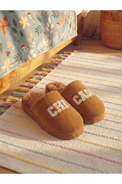 Beige chicago embroidered women's slippers