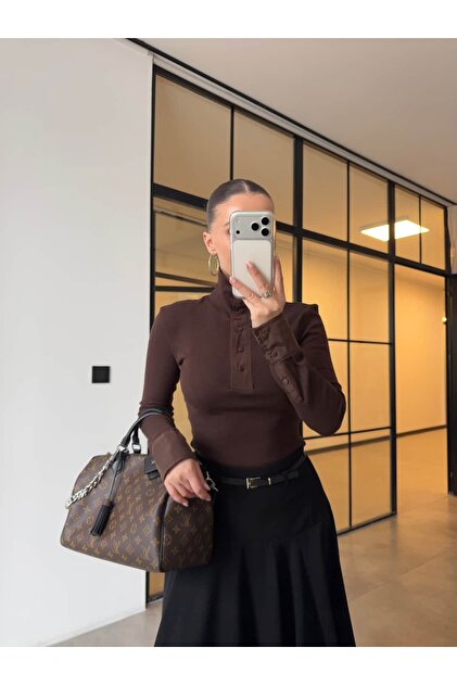 Tricotaj cu guler înalt și garnitură, maro