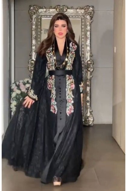 فستان أسود فاخر بتصميم أنيق يجمع بين الفخامة والكلاسيكية،