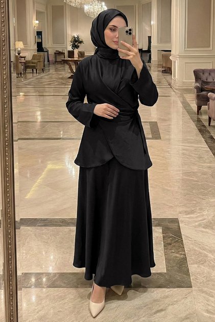 Costum spaniol din satin negru