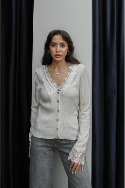 Ecru-farbene Strickjacke mit Knöpfen und Spitzendetails