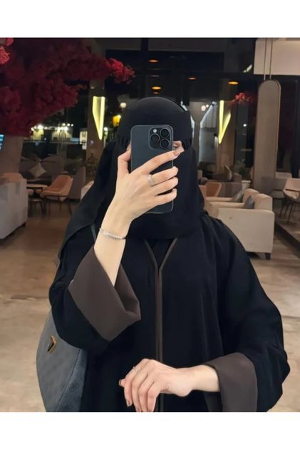 عباية نسائيه سوداء بتدخيلة راقية باللون البني على الأكمام ومن الأمام معها طقطق -طرحه مجانا