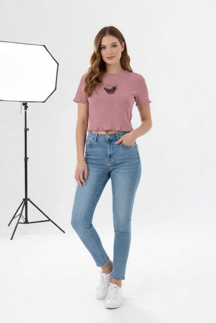 Kadın Gül Kurusu Fitilli Crop Tişört – Kelebek Baskılı, Kısa Kollu, Bisiklet Yaka Günlük Basic Bluz