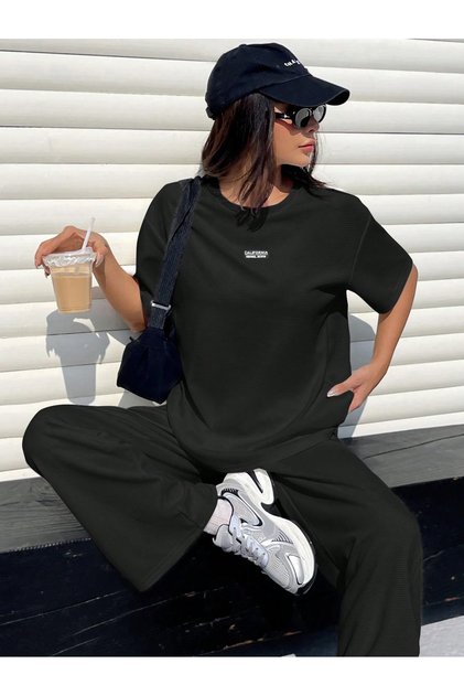 Women's California Printed Oversize T-Shirt and Baggy Sweatpants - Two-Piece Tracksuit Set