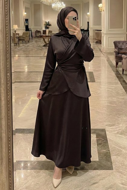 بدلة ساتان إسبانية باللون البني الداكن