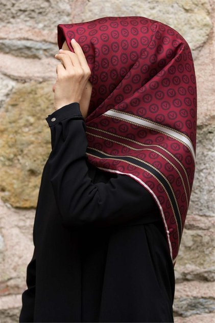 %100 Twill İpek Monogram Desenli Bordo - Siyah Renkli 90x90 Eşarp Dikim Şekli : El Dikişi