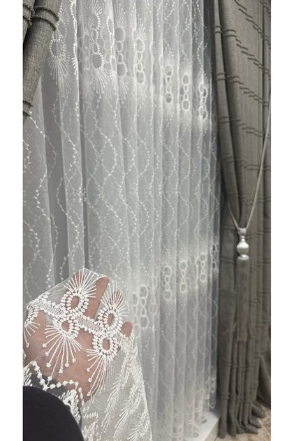 Perdea din tul brodată cu motiv rotund și dungi ondulate – Design elegant și modern