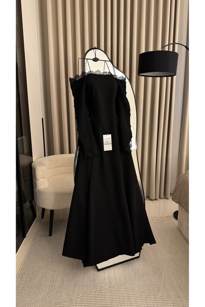 A long black evening dress with an elegant design that combines simplicity and luxury ✨