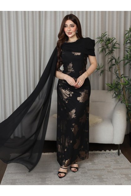 فستان سهرة أنيق بتصميم عصري أسود مزين بنقوش زهور وقصة مستقيمة ، بوشاح وأحجار كريمة.