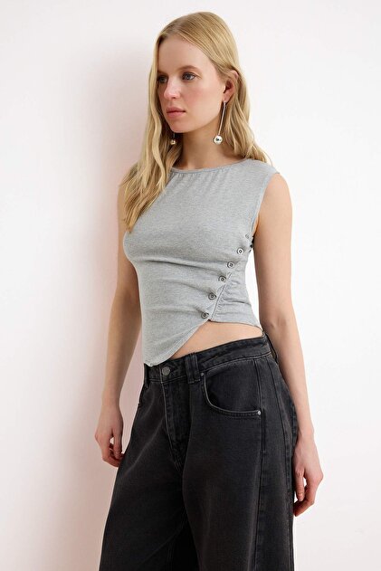 Gri Melanj Fitted/Vücuda Oturan Kayık Yaka Düğmeli Crop Yumuşak Örme Bluz TWOSS26BZ00153