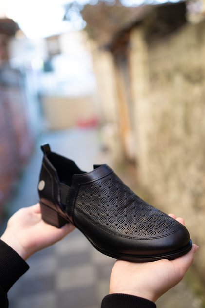 ERN-835 EREN SHOES&BAG Hakiki Deri Lazer Baskı Desenli Kadın Ayakkabı Gerçek Deri Siyah
