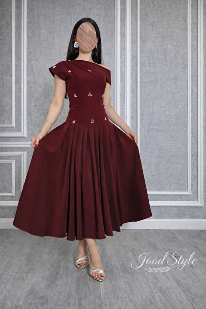 A soft and elegant dress with a stylish sleeve design and eye-catching embroidery.