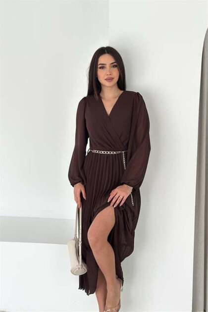 Rochie de damă maro, din șifon, cu guler dublu, plisată, lungime midi