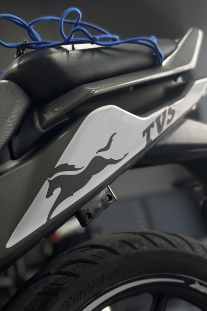 TVS Raider 125 için Arka Sele Altı TVS Logolu Kaplama Sticker (Sağ ve Sol)