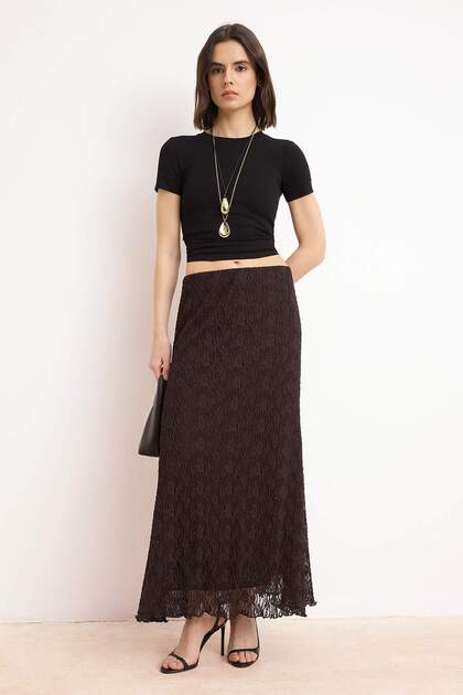 Brauner, gefütterter, elastischer Strickrock in A-Linie mit Spitze, Maxi-Länge TWOSS25ET00149