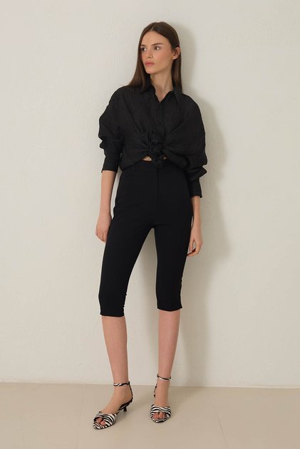 Black Pocket Detailed Full Fit Capri Pants