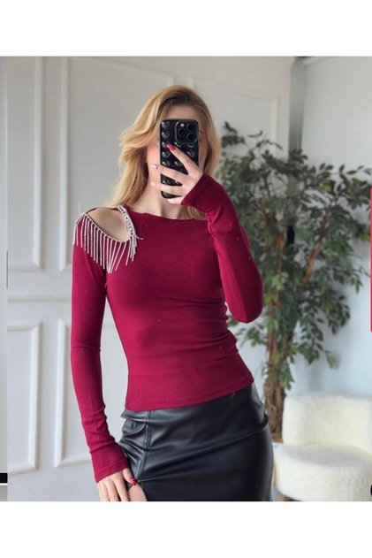 Omzu taş detaylı uzun kollu bluz