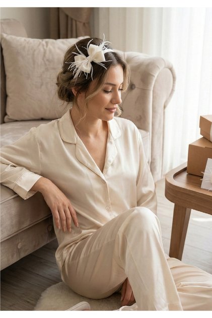 Cream Feather Bow Maternity Crown – Stylish Maternity Crown for Mom & Baby Photo Shoots