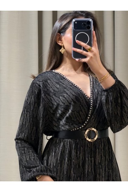 فستان نسائي أنيق بتصميم عصري وياقة V – مناسب للمناسبات والسهرات