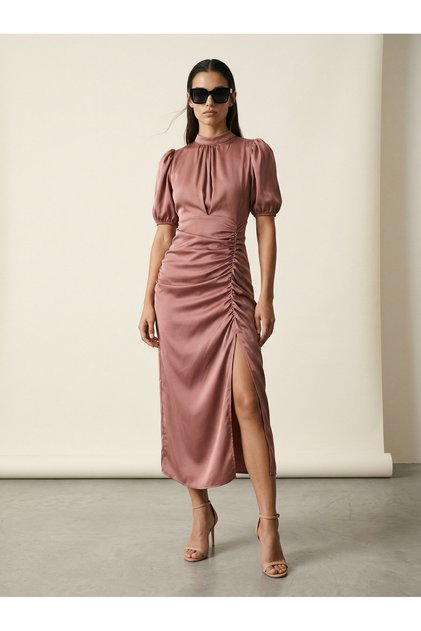 Rochie din satin cu crăpătură și drapat