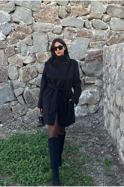 Siyah kaban bağlamalı dik yaka düğmeli kaşe