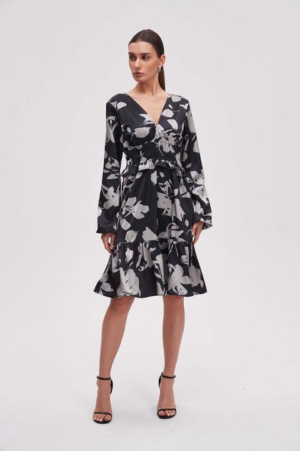 Long-sleeve patterned knee-length dress