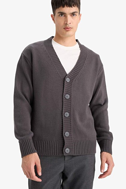 Relax Fit Strickjacke mit V-Ausschnitt und Knöpfen E5343AX25WN