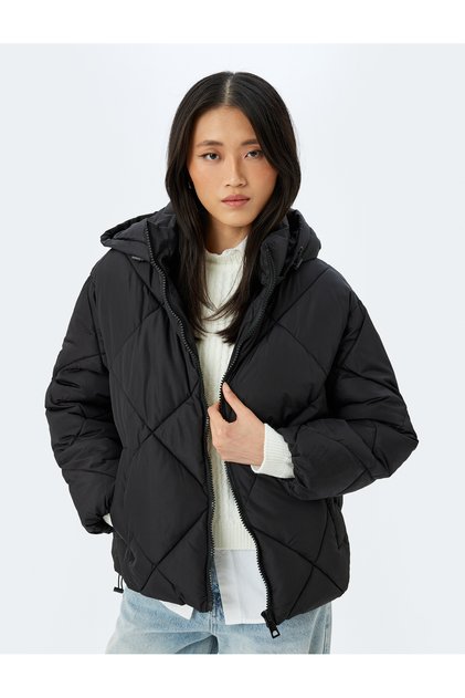 Hooded Short Puffer Jacket with Zipper Pockets