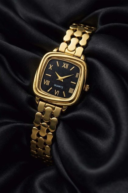 Women's Steel Watch Gold Color Black Dial Vintage Luxury Edition Classic Elegant Stylish Women's Wristwatch