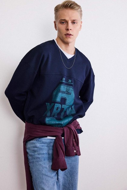 Boxy Fit V-Neck Printed Sweatshirt G6473Ax25Wn