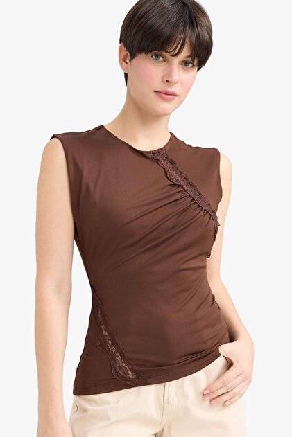 Slim Fit Dar Kesim Bisiklet Yaka Dantel Detaylı Kolsuz Bluz G4116AX25AU