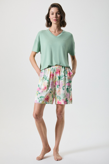 Summer-Inspired Loose-Fitting Shorts Set