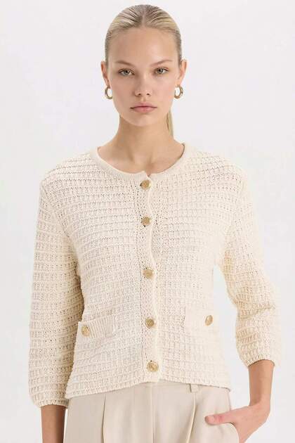 Regular Fit Pletený svetr Crew Neck s texturou na knoflíky D3304AX24WN