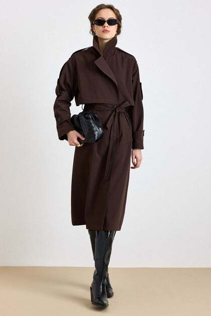 Lässiger halbgefütterter Trenchcoat mit Epauletten und Umhang-Detail BRAUN 6844