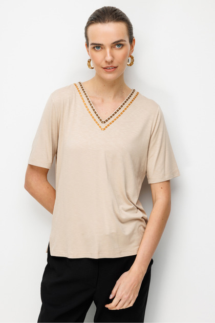 Women's V-Neck Collar Two-Color Embroidered Stone-Embellished Combed Cotton T-Shirt Beige