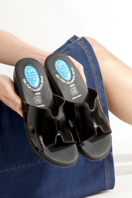 Artı&Jel-5006 Orthopedic Jel Women's Black Wrinkled Patent Leather Slippers with Heel Spur Function