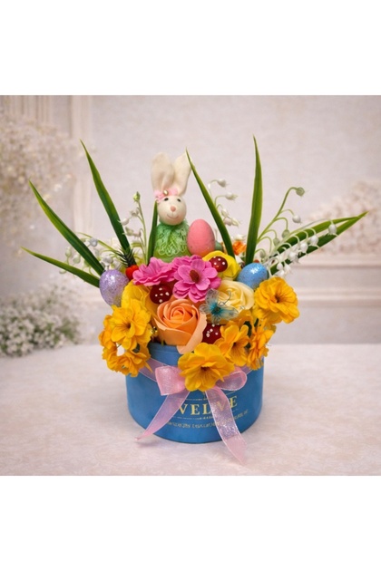 Aranjament floral Easter,decoratiune iepure,,trandafiri,macigaroafe,flori cires sapun,lacramioare