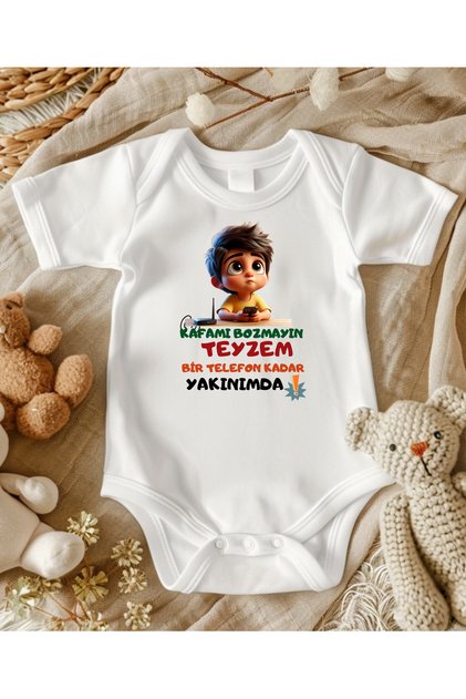 قميص رجالي مطبوع عليه عبارة "Teyzem Bir Phone Kadar Yakınımda Yazılı Erkek Zıbın" مصنوع من القطن بنسبة 100%
