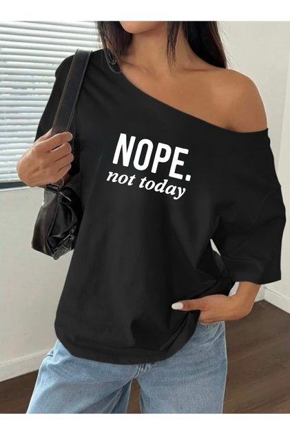 NU, NU ÎN ACEASTĂ ZI TRICOU DE DAMĂ SUPRADimensionat CU GULER ROTAT, IMPRIMAT