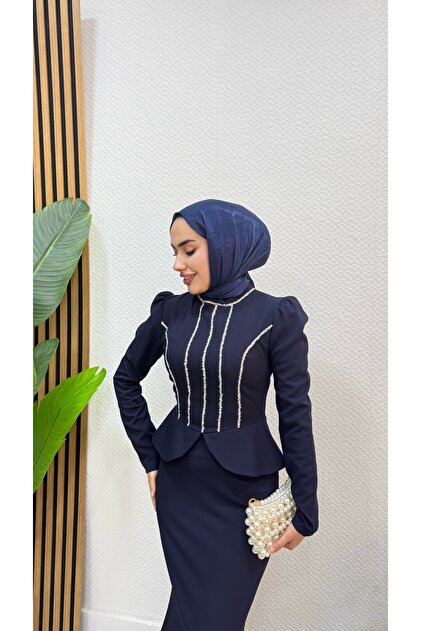 فستان سهرة ميرا تشاو تشاو بتصميم حجابي مزين بالأحجار